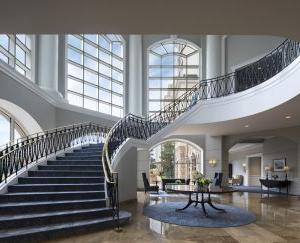 Grand Staircase and Atrium at 巴兰坦的, A Luxury Collection Hotel, 夏洛特